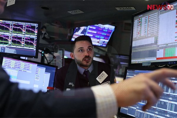 U.S. Stock Futures Edge Higher as New Week Opens on Bank Merger, AMD–OpenAI Deal Buzz