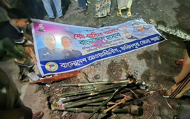 আওয়ামী লীগের পক্ষে মশালমিছিলের সন্দেহে দুই ব্যক্তিকে আটক করে পুলিশে দিলেন স্বেচ্ছাসেবক দল নেতা