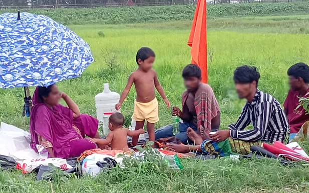 শূন্যরেখায় থাকা এক মায়ের আকুতি ‘আমগোর জীবন গেলে যাক, বাচ্চা দুইডারে বাঁচাইন’